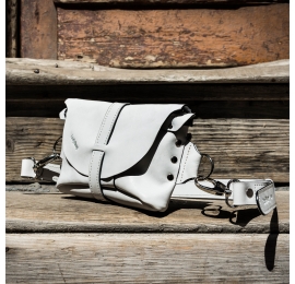 Skórzana nerka rozmiar M w kolorze Białym, stylowa torebeczka na co dzień od Ladybuq Art Studio