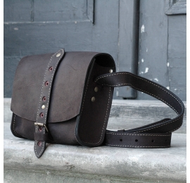 Petit sac en cuir élégant avec longue bandoulière de couleur noire fabriqué par Ladybuq Art