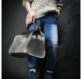 élégant sac à main de couleur grise avec des accents noirs, sac médical fabriqué par Ladybuq