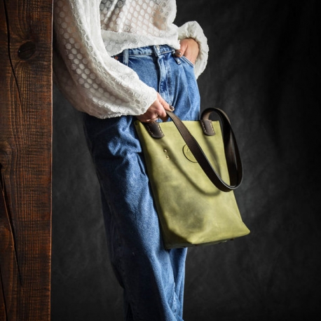 sac à main pratique de couleur citron avec deux poches zippées et bretelles réglables
