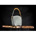 Rita Geldbörse in grauer Farbe mit Kamelakzenten, handgefertigte Lederhandtasche 