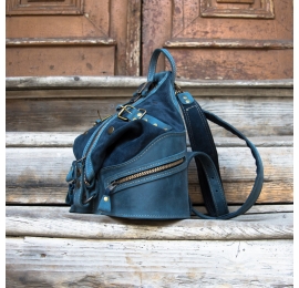 Lederrucksack in Marineblau mit bequemer Reißverschlusstasche auf der Rückseite 