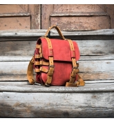 Oryginalny oldschoolowy skórzany plecak w kolorze czerwonym z wygodną kieszonką na plecach i długim paskiem