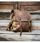 Oryginalny oldschoolowy skórzany plecak w kolorze Brązowym z wygodną kieszonką na plecach i długim paskiem