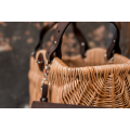 Unikatowy kosz wiklinowy ze skórzanymi brązowymi dodatkami od Ladybuq Art