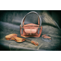 Kuferek-Tasche in der Ultimate Edition-Version aus strapazierfähigem Naturleder von Ladybuq Art mit zusätzlichem langen abnehmba