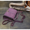 Handgefertigte Ella-Tasche in der Farbe Pflaume, die vollständig aus natürlichem, hochwertigem Leder besteht