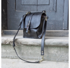 Skórzany plecak w kolorze Czarnym, ręcznie wykonana torebka z długim paskiem na ramię od Ladybuq