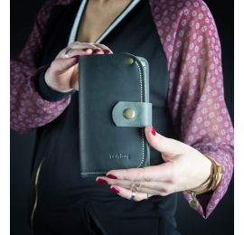 stilvolle Lederbrieftasche mit bequemem Druckknopfverschluss von Hand aus hochwertigem Leder